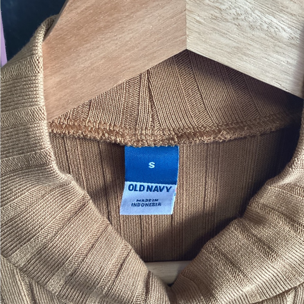 Old Navy Cropped Long Sleeve Top - Picture 2 of 4